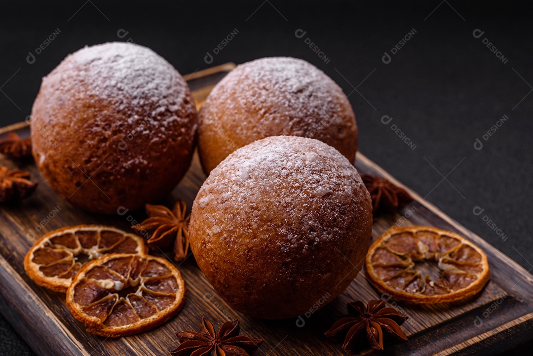 Donuts redondos de queijo caseiro vitrificados com sabor cítrico sobre um fundo escuro de concreto