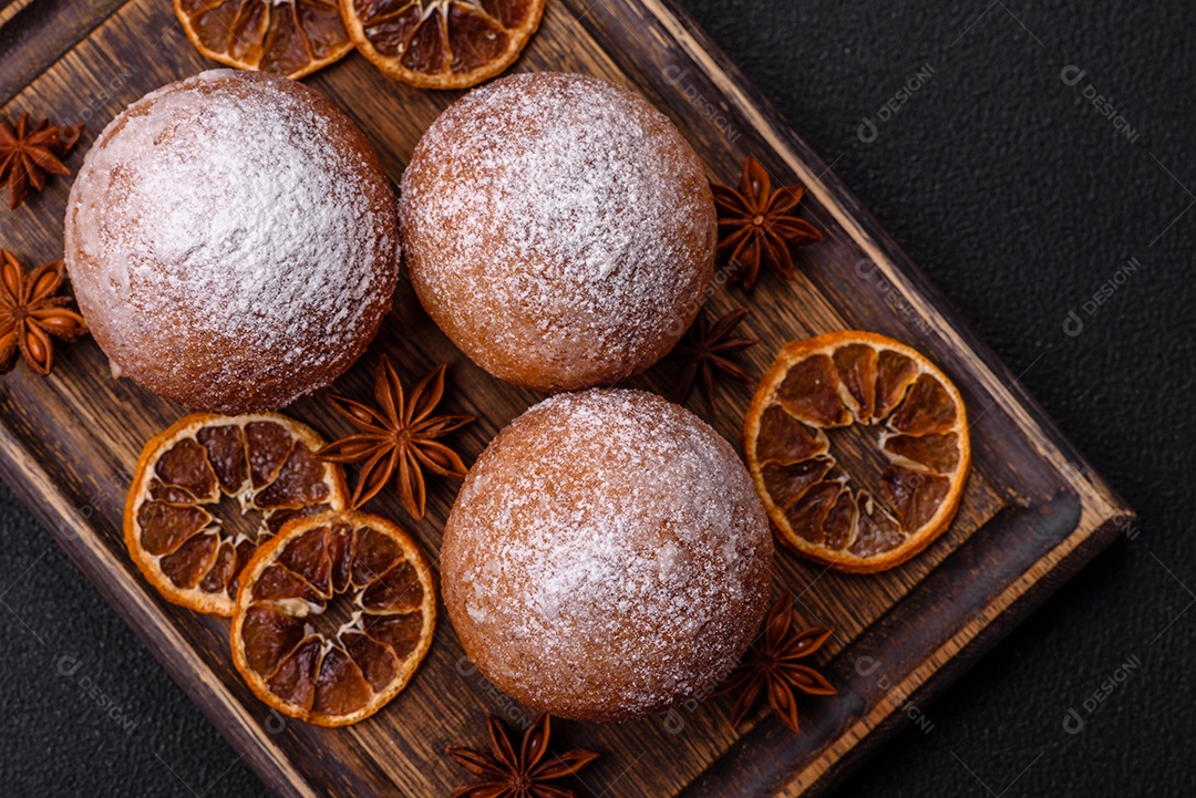 Donuts redondos de queijo caseiro vitrificados com sabor cítrico sobre um fundo escuro de concreto