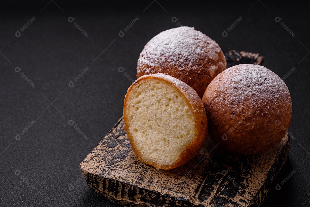 Donuts redondos de queijo caseiro vitrificados com sabor cítrico sobre um fundo escuro de concreto