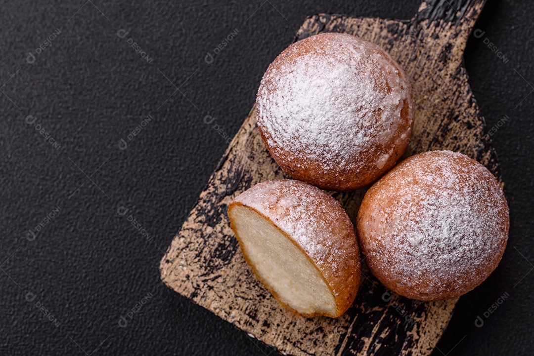 Donuts redondos de queijo caseiro vitrificados com sabor cítrico sobre um fundo escuro de concreto