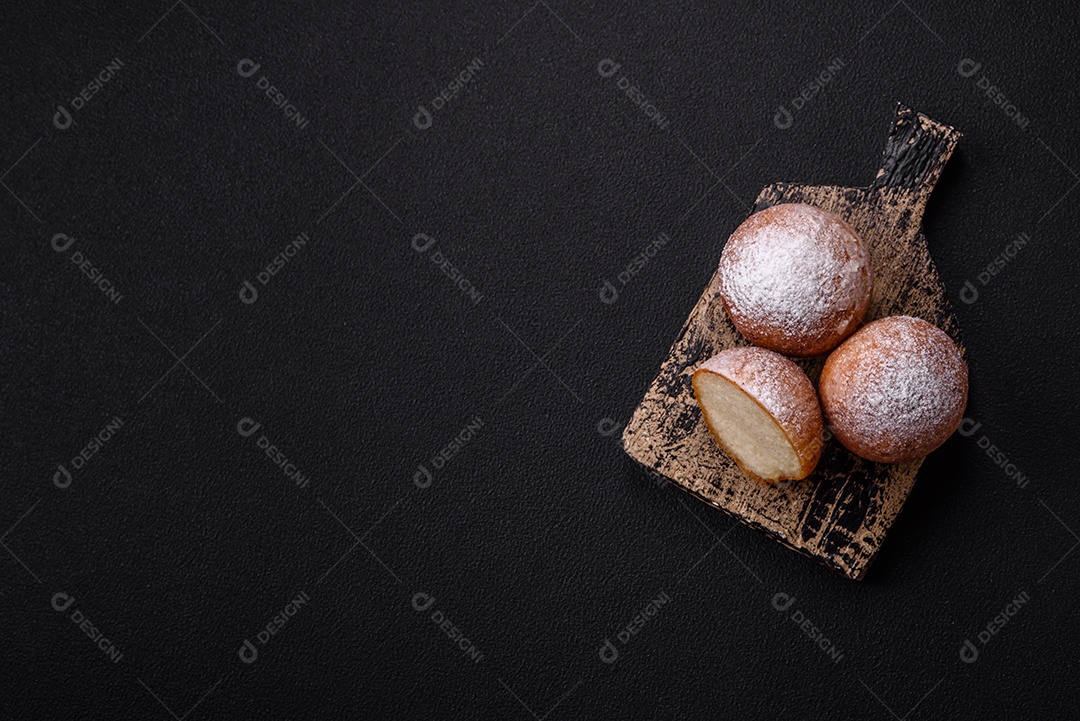 Donuts redondos de queijo caseiro vitrificados com sabor cítrico sobre um fundo escuro de concreto
