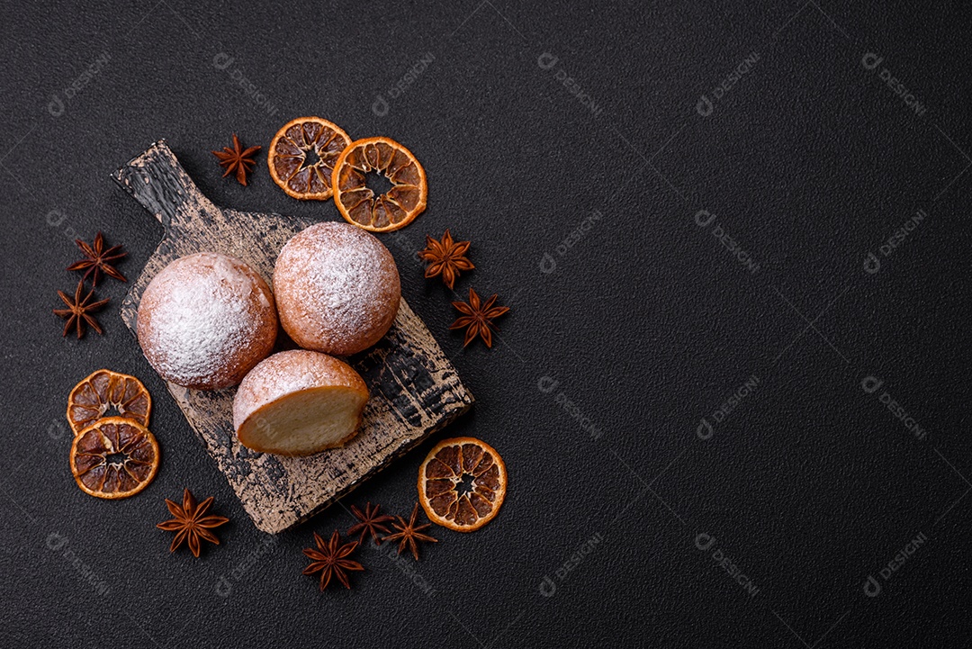 Donuts redondos de queijo caseiro vitrificados com sabor cítrico sobre um fundo escuro de concreto