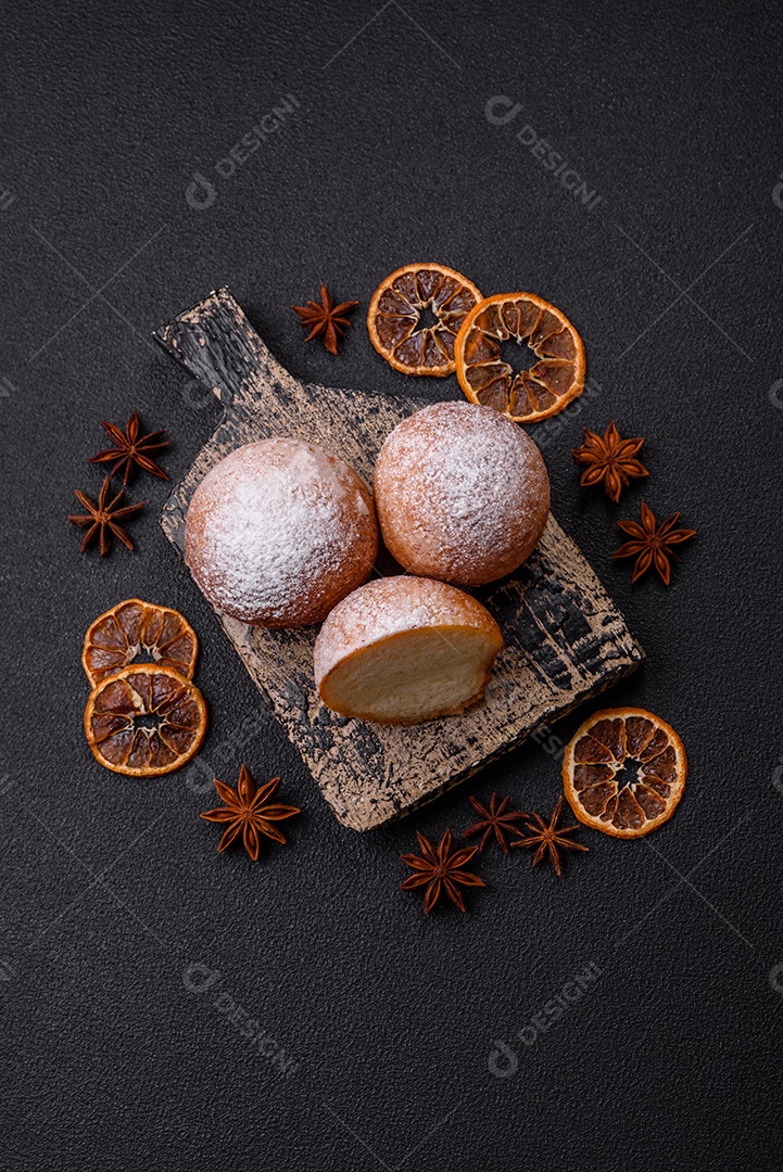 Donuts redondos de queijo caseiro vitrificados com sabor cítrico sobre um fundo escuro de concreto