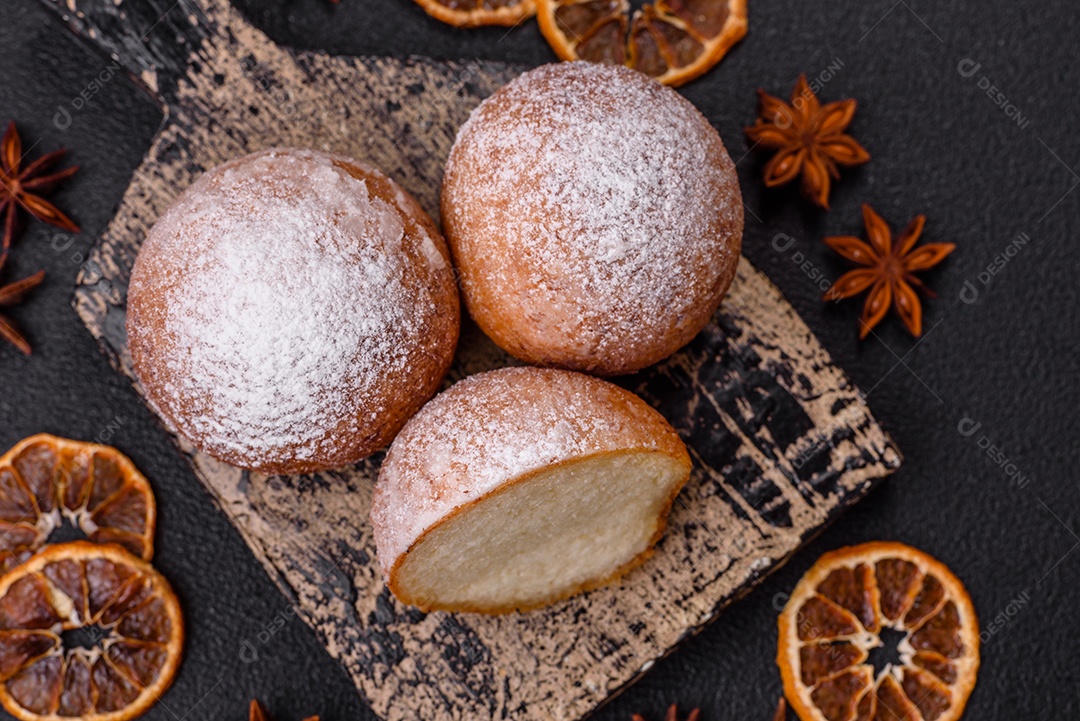 Donuts redondos de queijo caseiro vitrificados com sabor cítrico sobre um fundo escuro de concreto