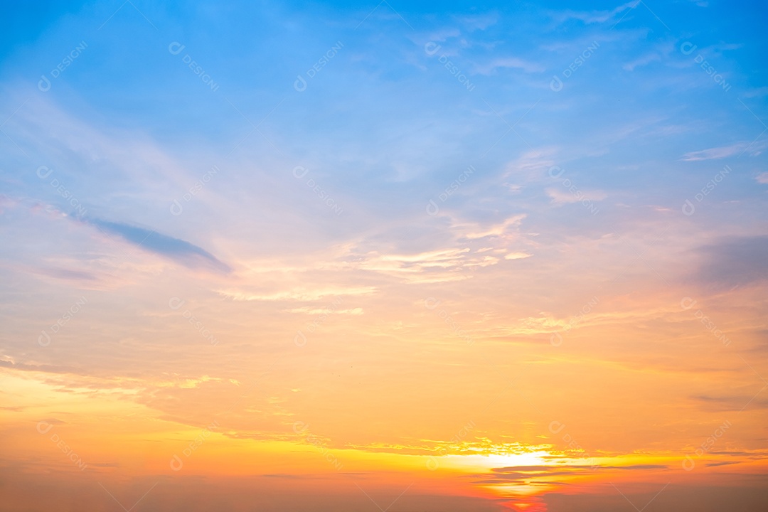 Céu contra um sol lindo e nuvens