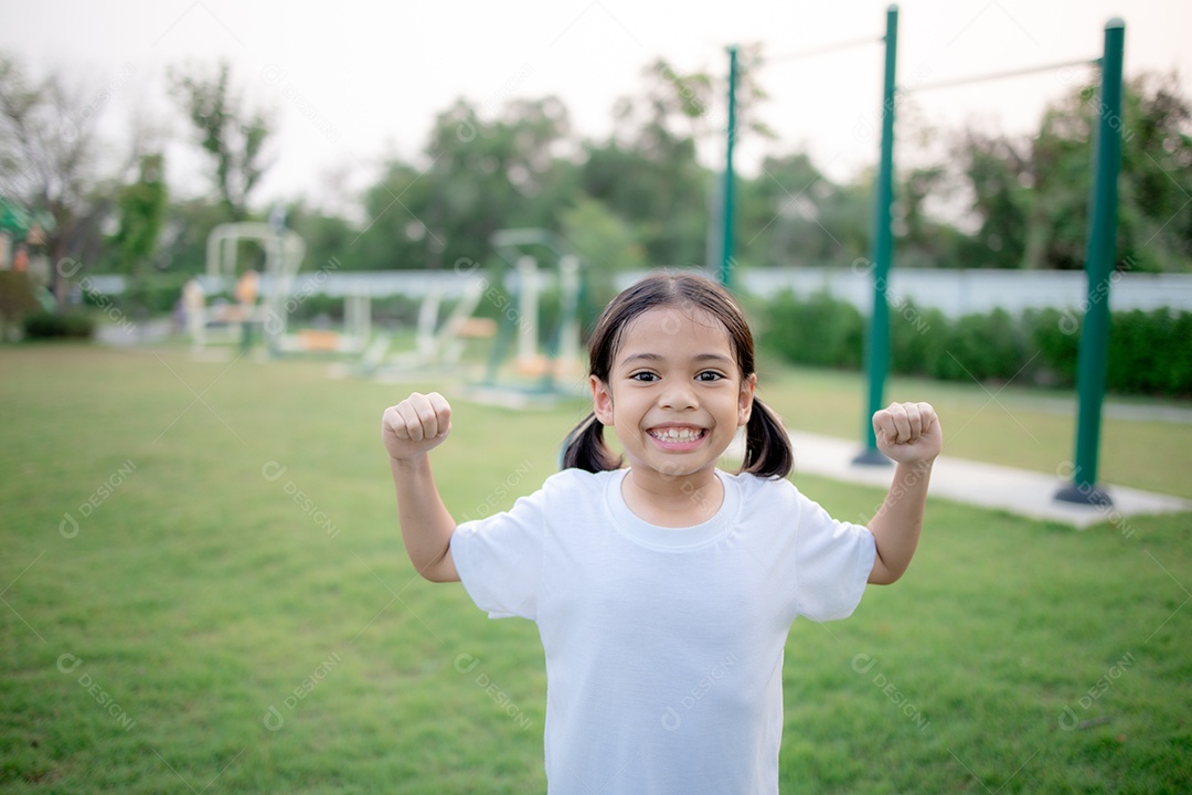 Linda garotinha comemorando algo em parque