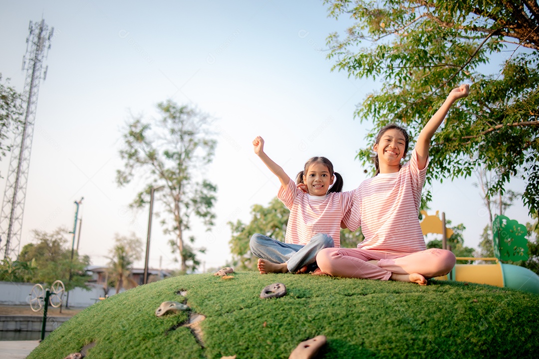 Duas garotinhas felizes em parquinho