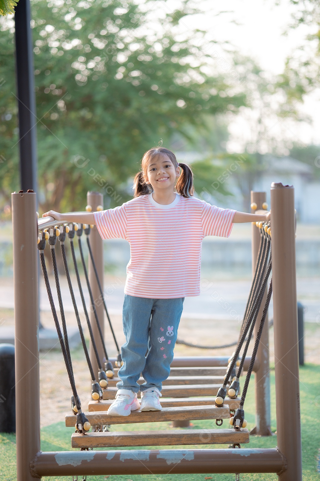 Uma garotinha linda no parquinho
