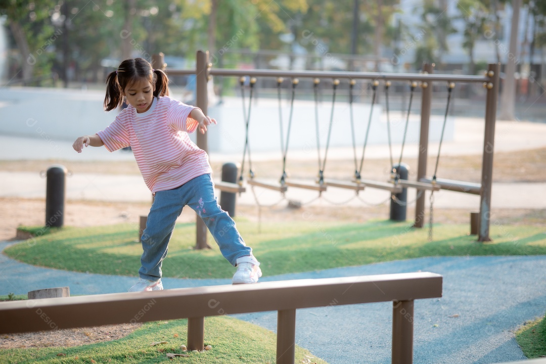 Uma menina se divertindo em parque