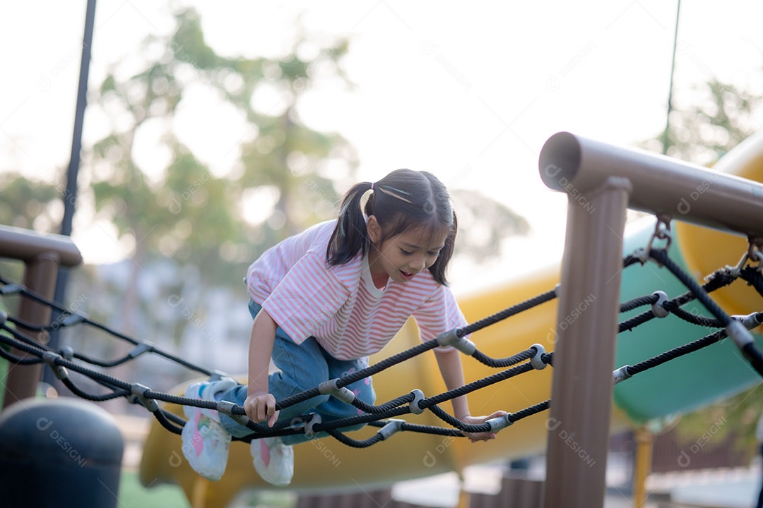 Menina se divertindo muito em parquinho