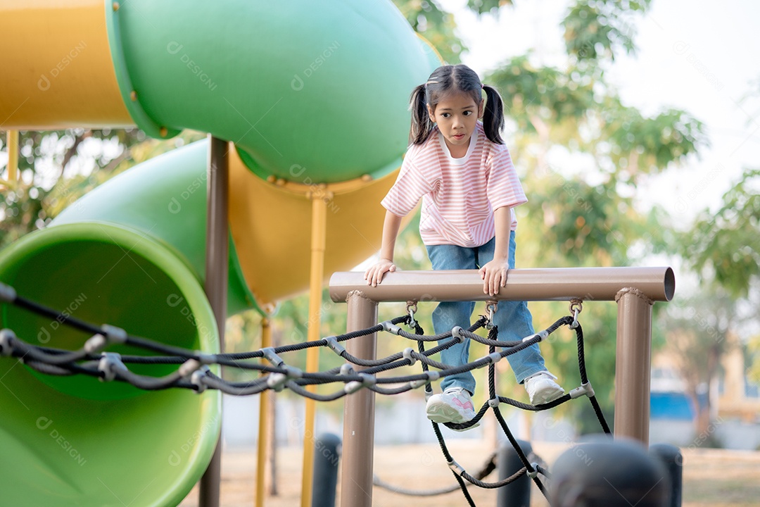 Garotinha brincando em um parque ao ar livre