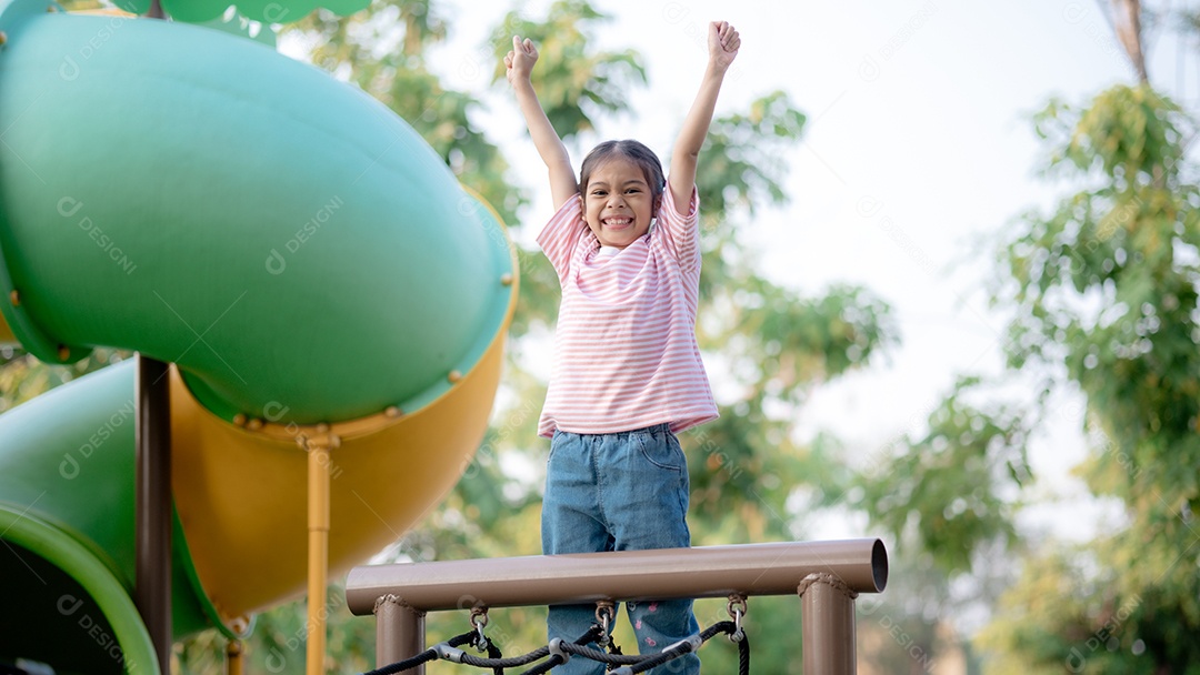 Garotinha feliz em parquinho