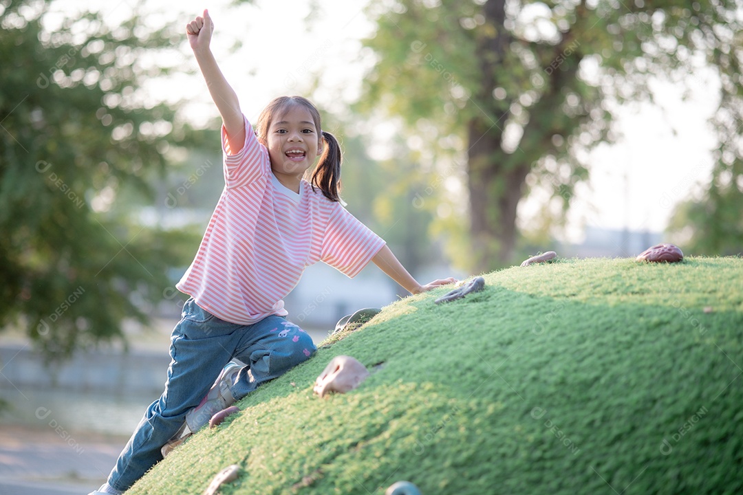 Garotinha linda escalando monte