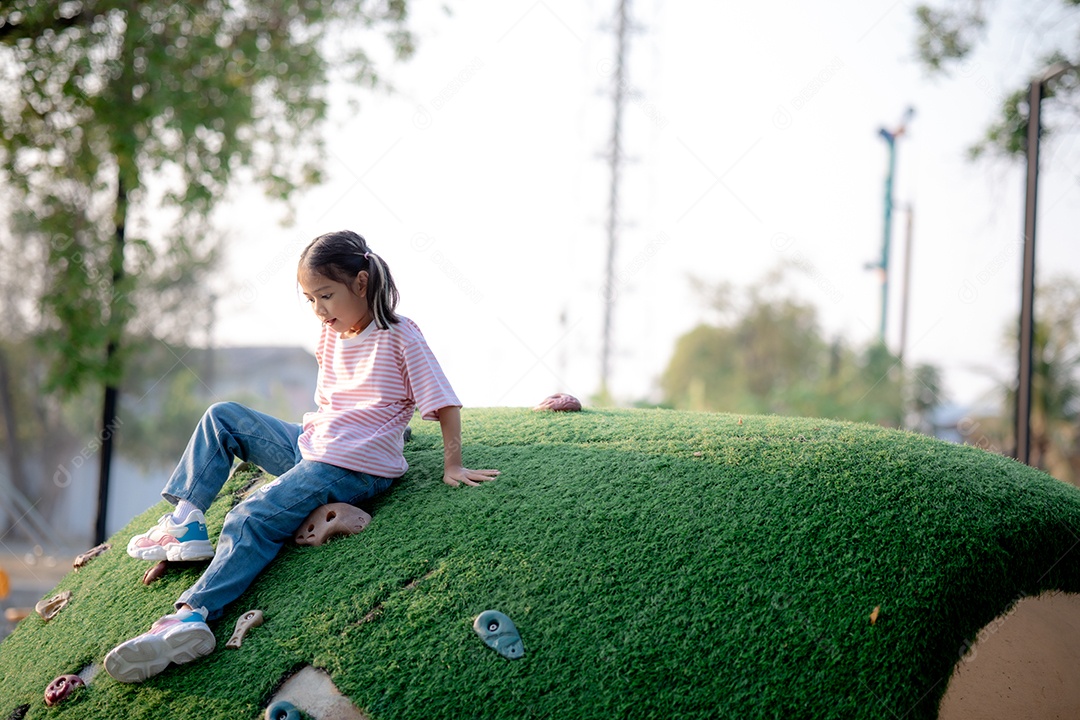 Garotinha linda escalando monte