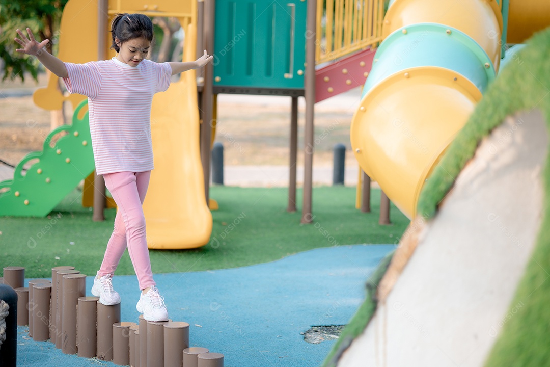 Uma garota brincando em parquinho colorido
