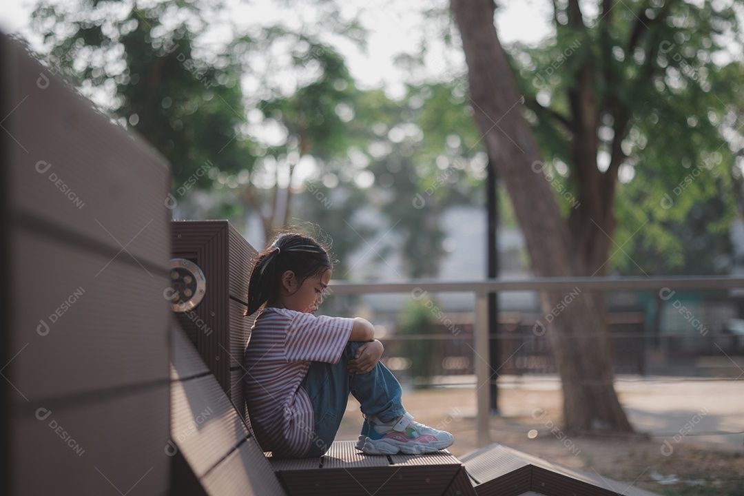 Garota sentada no banco em um palco
