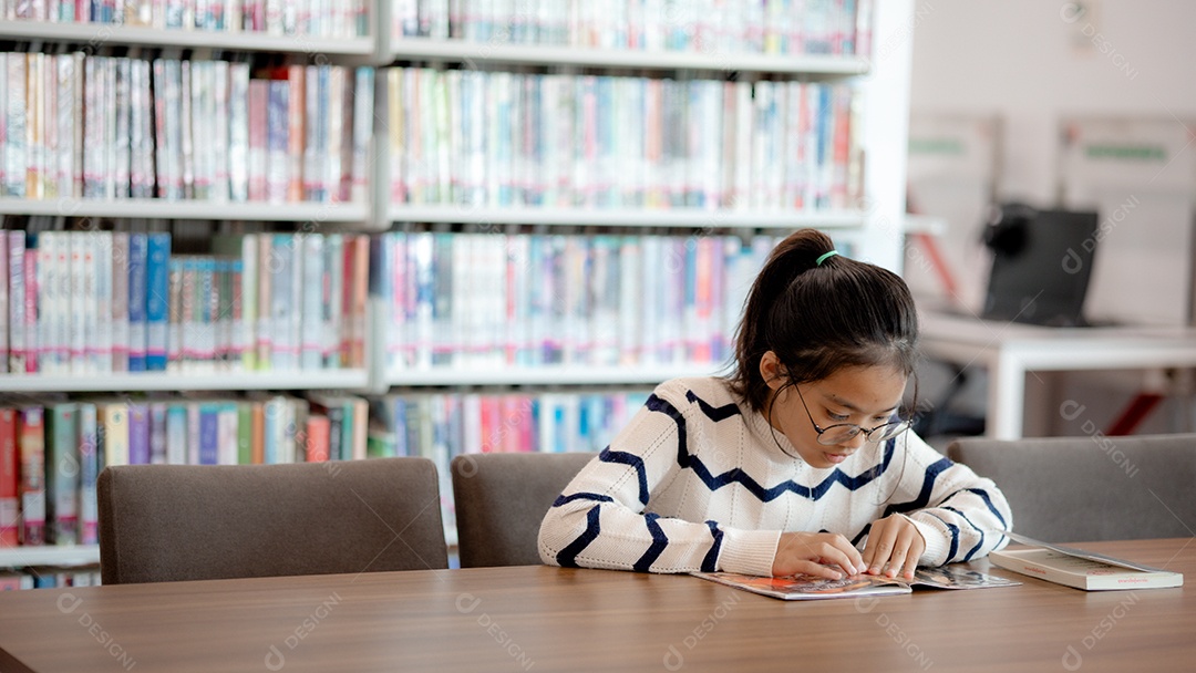 Uma garota estudiosa na biblioteca