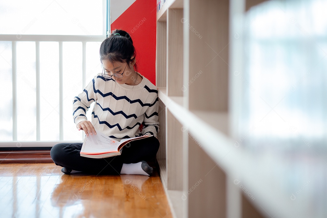 Garota sentada no chão estudando