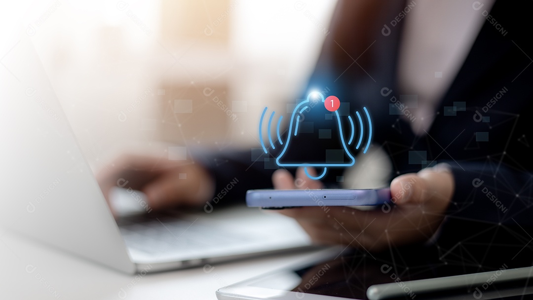 Aplicativo na tela do telefone inteligente alertas online remotos