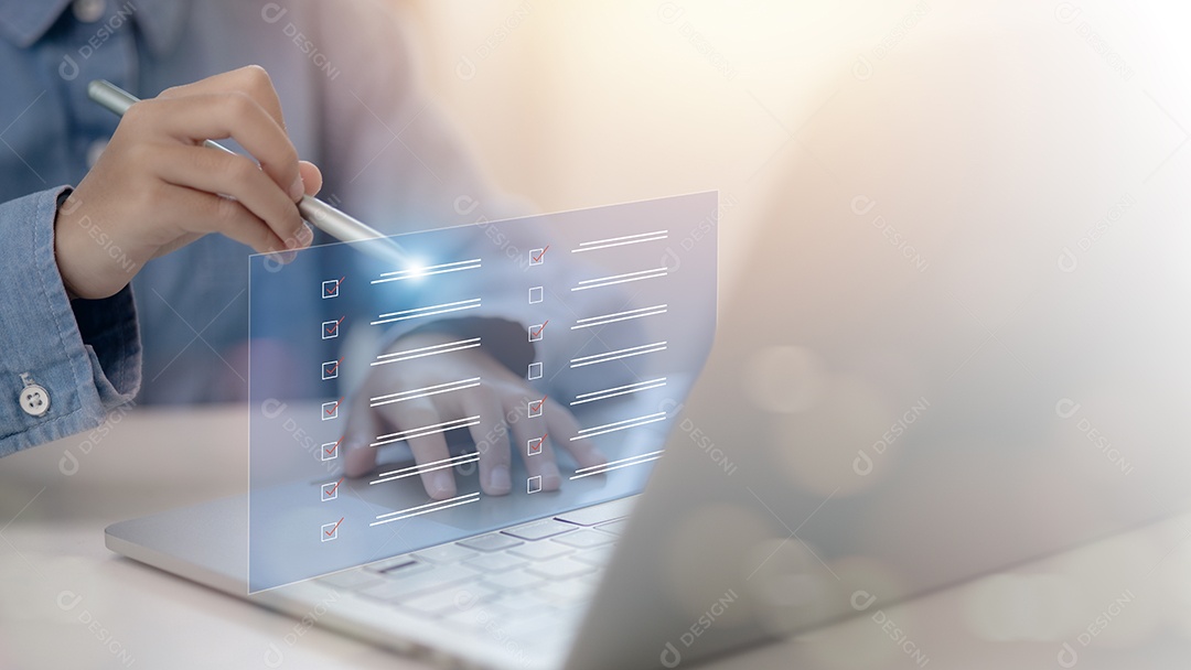 Empresários usam formulários de avaliação de questionários de lista de verificação