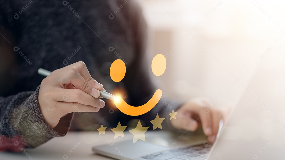 Imagem transmite um clima positivo e feliz sugerindo que a mulher está gostando do trabalho