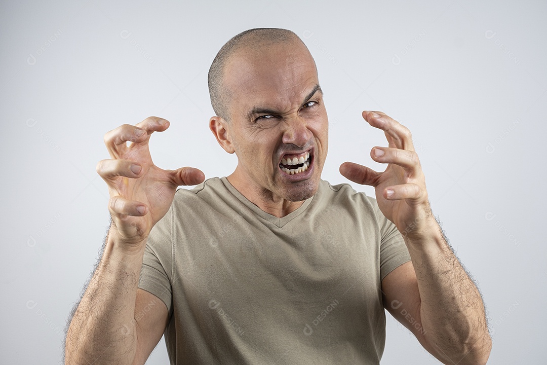 Homem fazendo careta