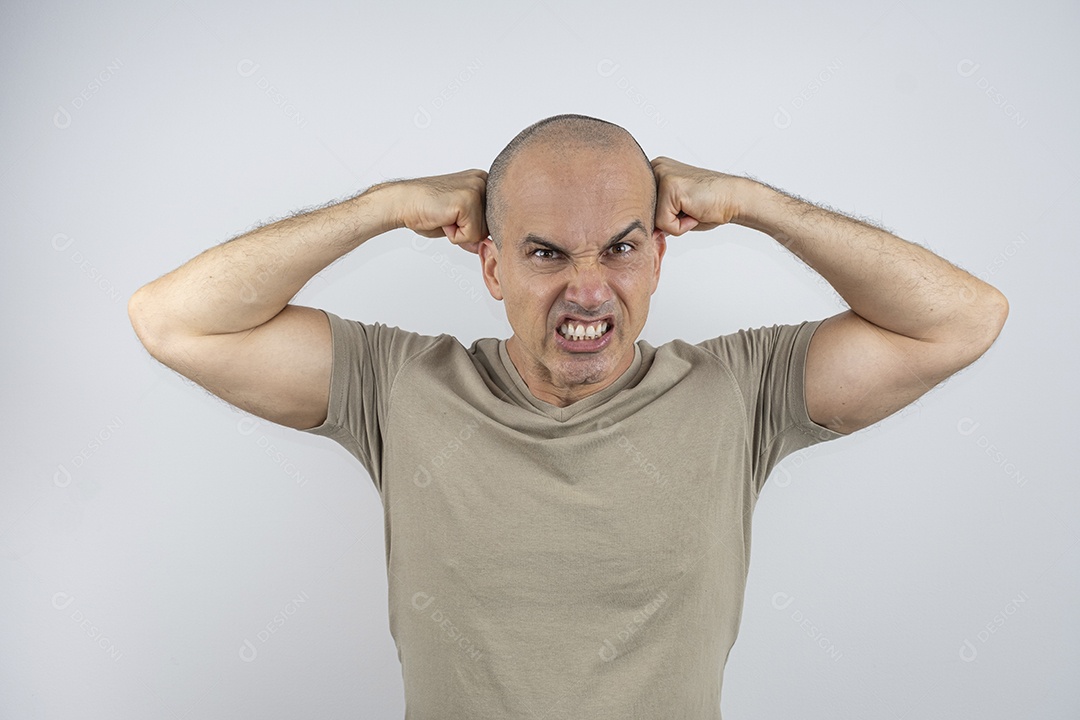 Homem com mãos na cabeça e expressão de raiva