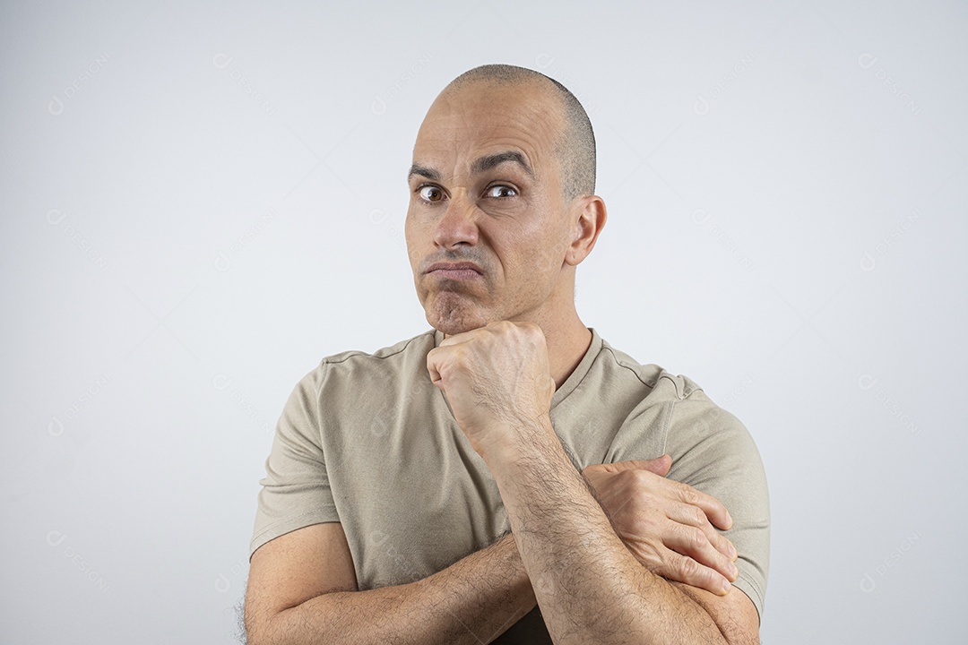 Homem serio com mão no queixo