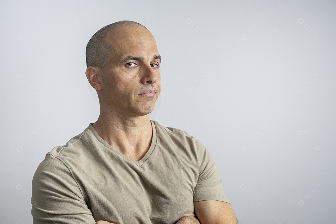 Homem olhando bem serio