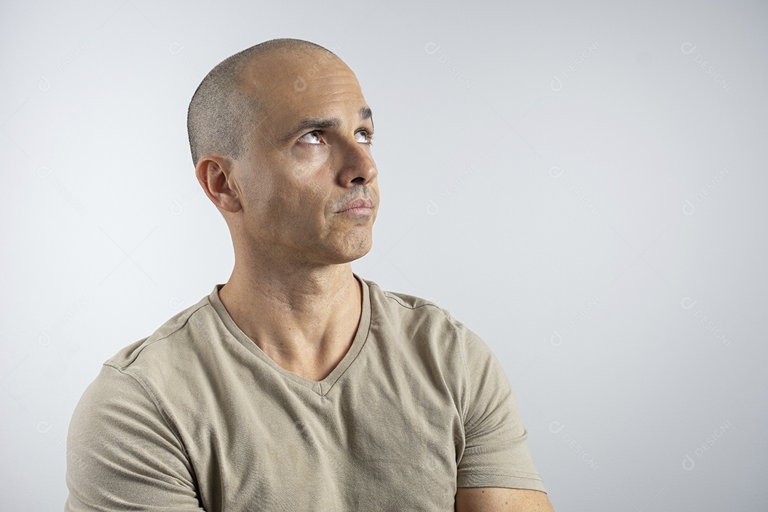 Homem olhando para o lado