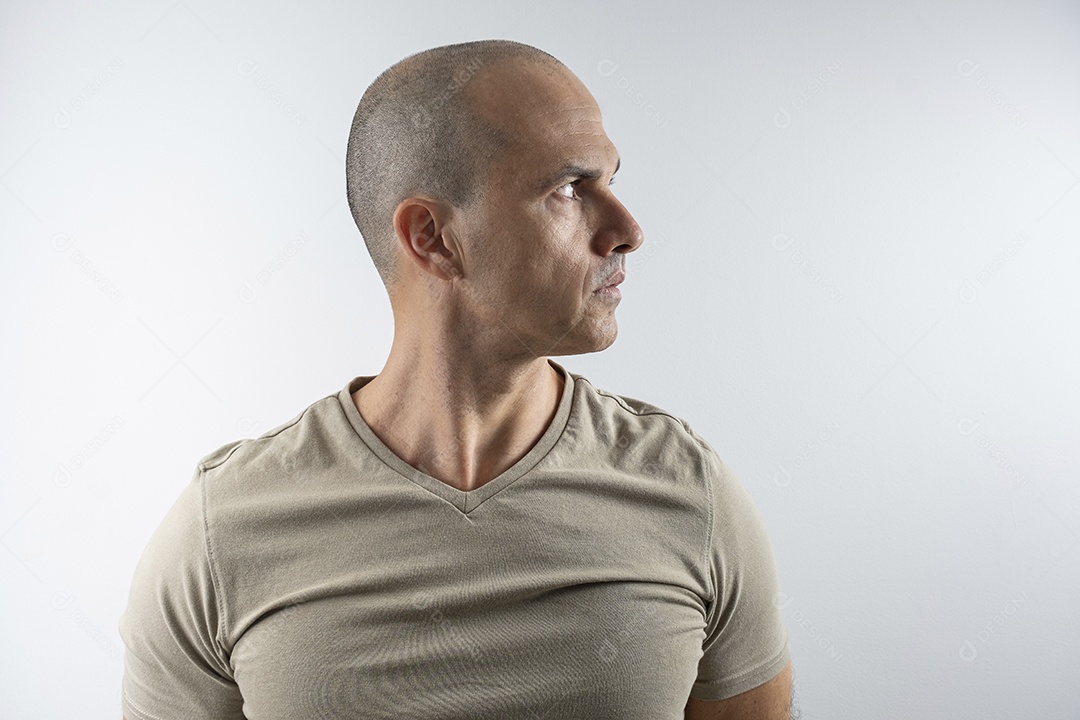 Homem olhando para o lado