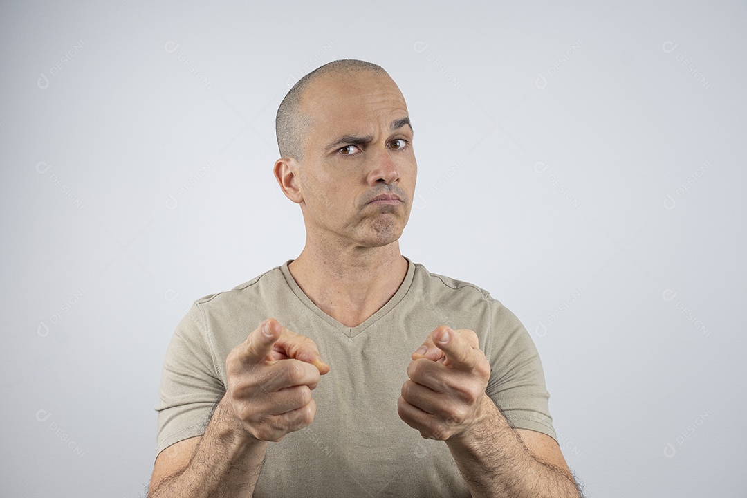 Homem apontando para frente com cara de bravo