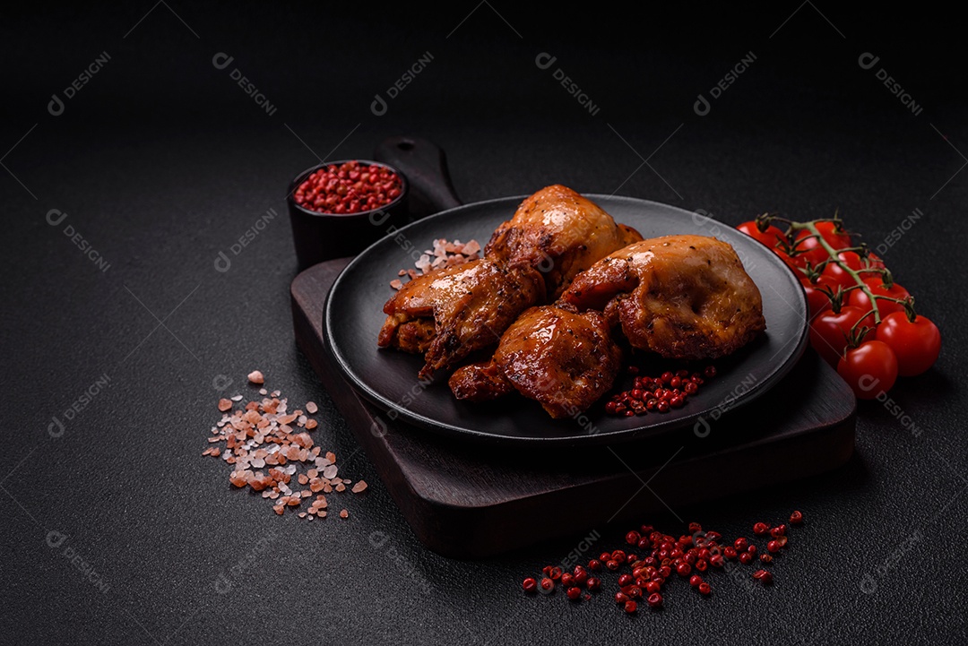 Kebab de frango suculento com sal, especiarias e ervas em um fundo escuro de concreto