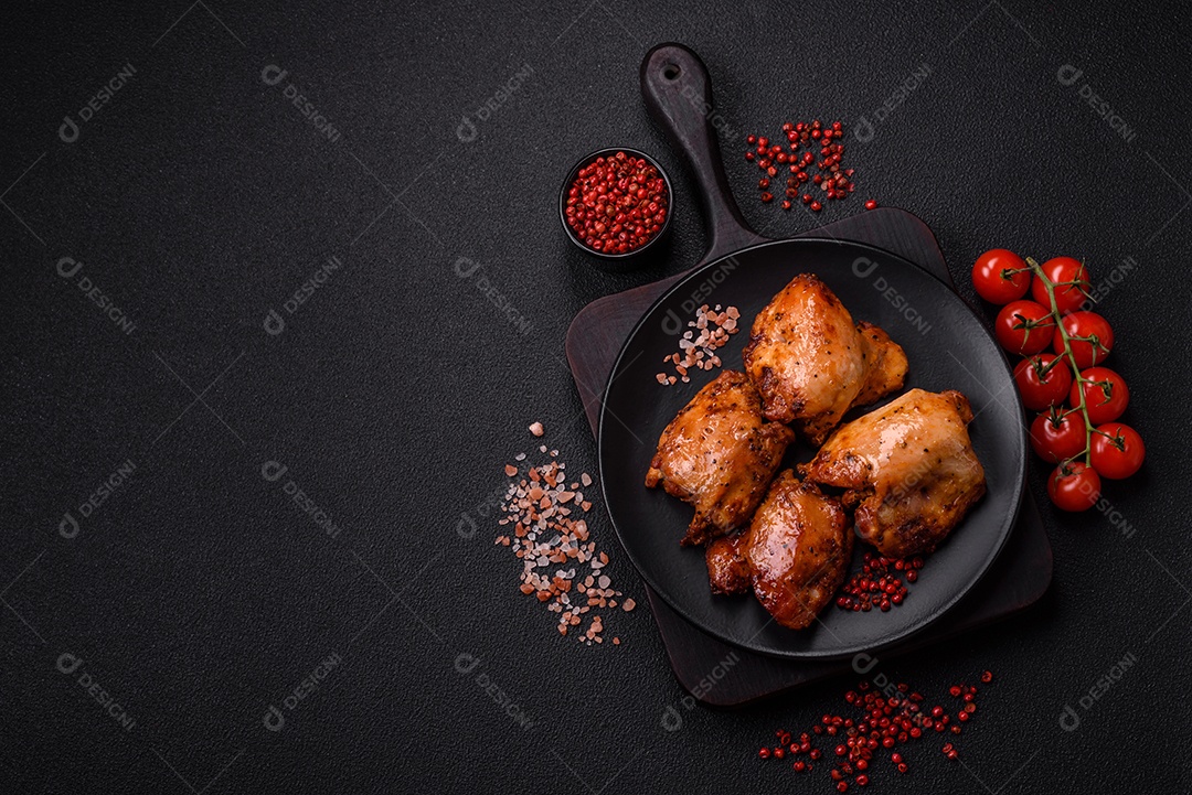 Kebab de frango suculento com sal, especiarias e ervas em um fundo escuro de concreto