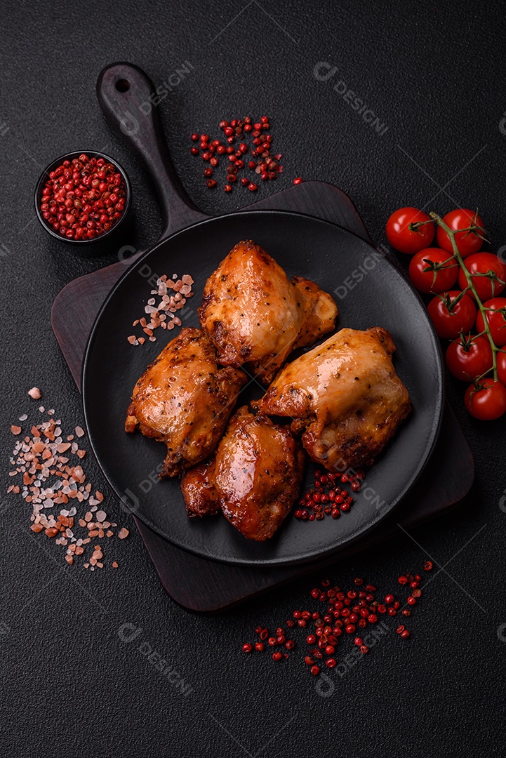 Kebab de frango suculento com sal, especiarias e ervas em um fundo escuro de concreto