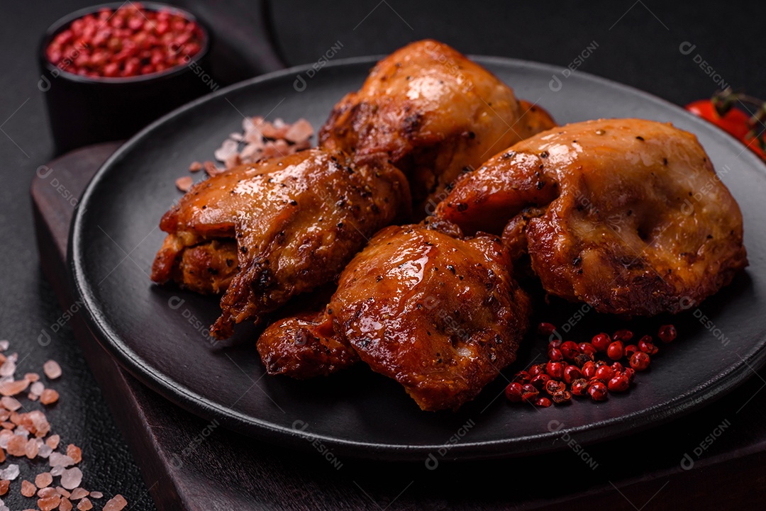 Kebab de frango suculento com sal, especiarias e ervas em um fundo escuro de concreto