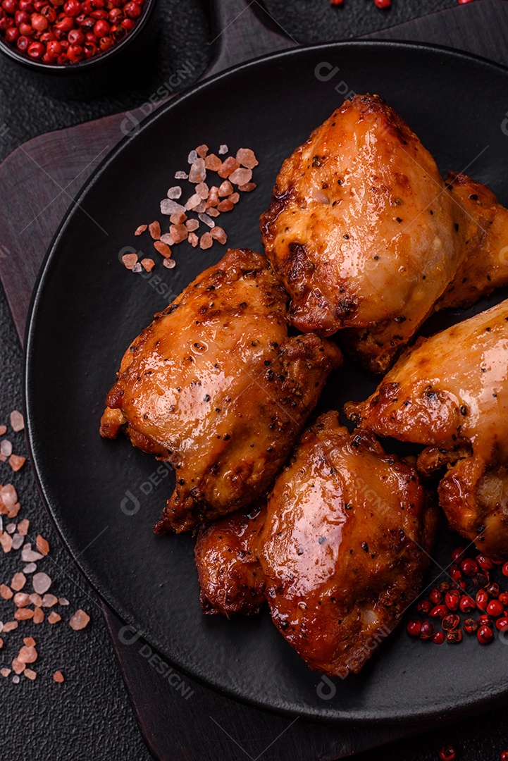 Kebab de frango suculento com sal, especiarias e ervas em um fundo escuro de concreto