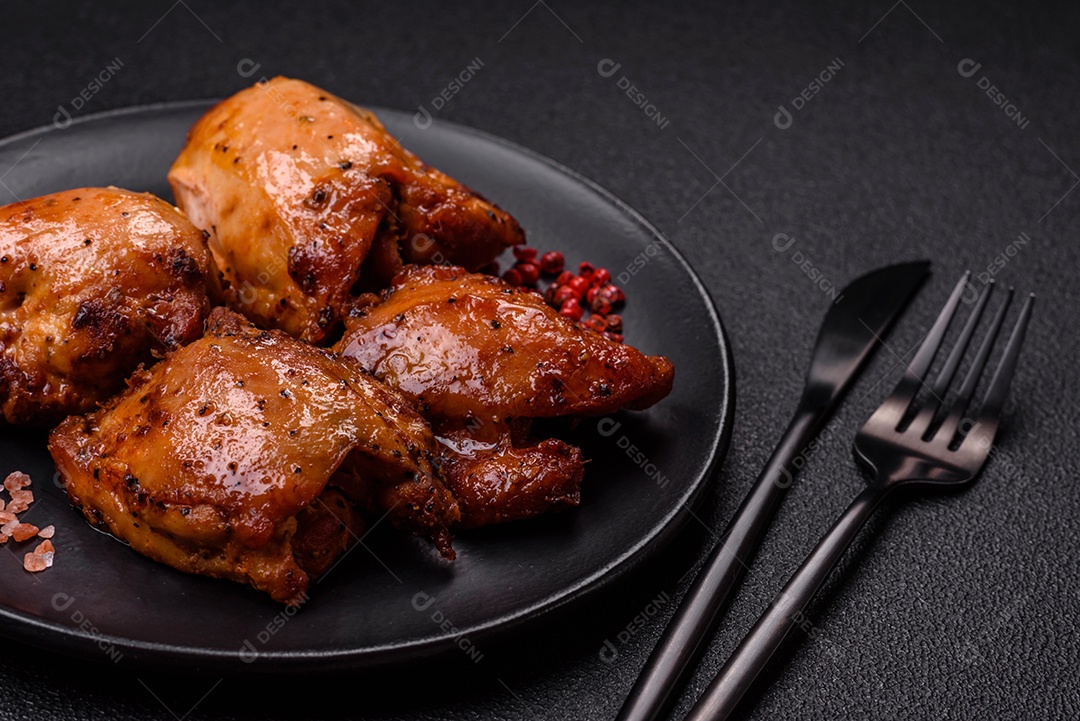 Kebab de frango suculento com sal, especiarias e ervas em um fundo escuro de concreto