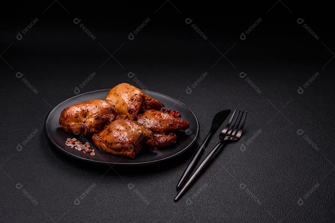 Kebab de frango suculento com sal, especiarias e ervas em um fundo escuro de concreto