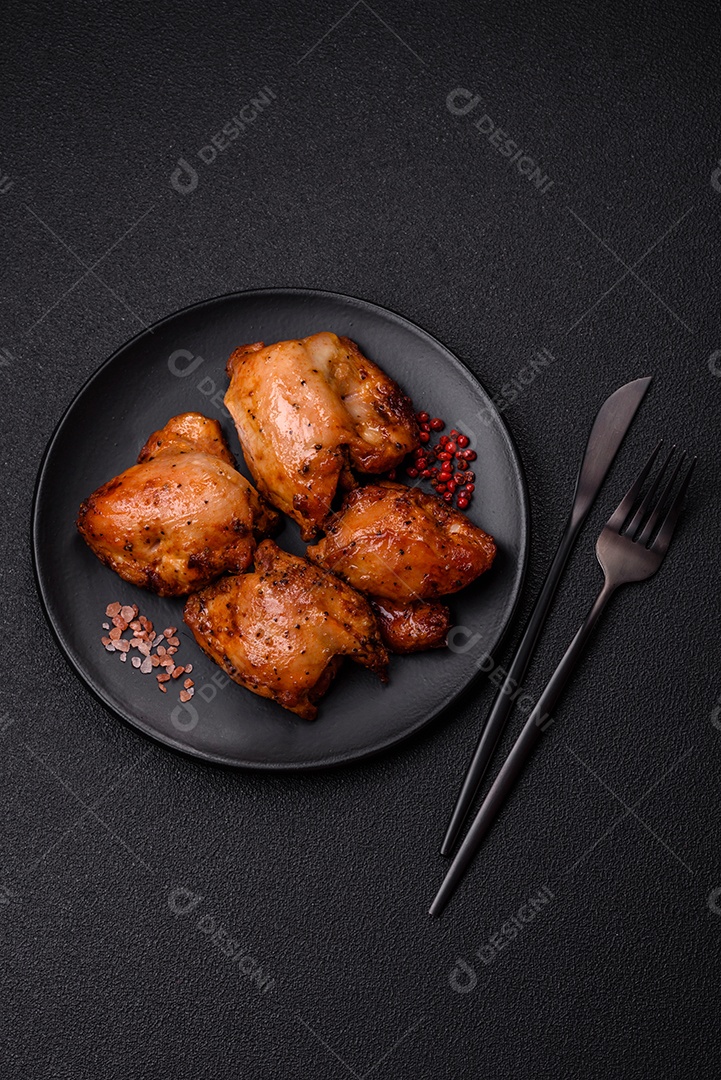Deliciosos nuggets de frango crocantes frescos em um fundo escuro de concreto. Alimentos não saudáveis, fast food