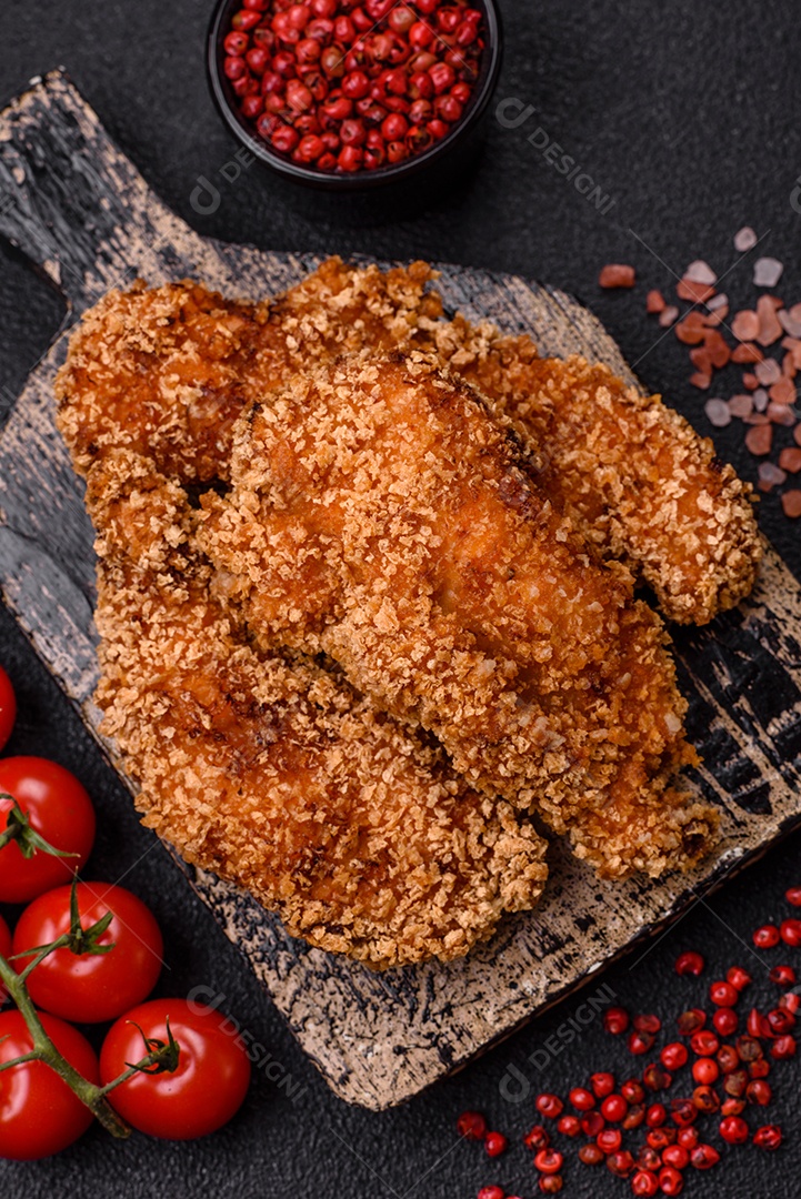 Deliciosos nuggets de frango crocantes frescos em um fundo escuro de concreto. Alimentos não saudáveis, fast food