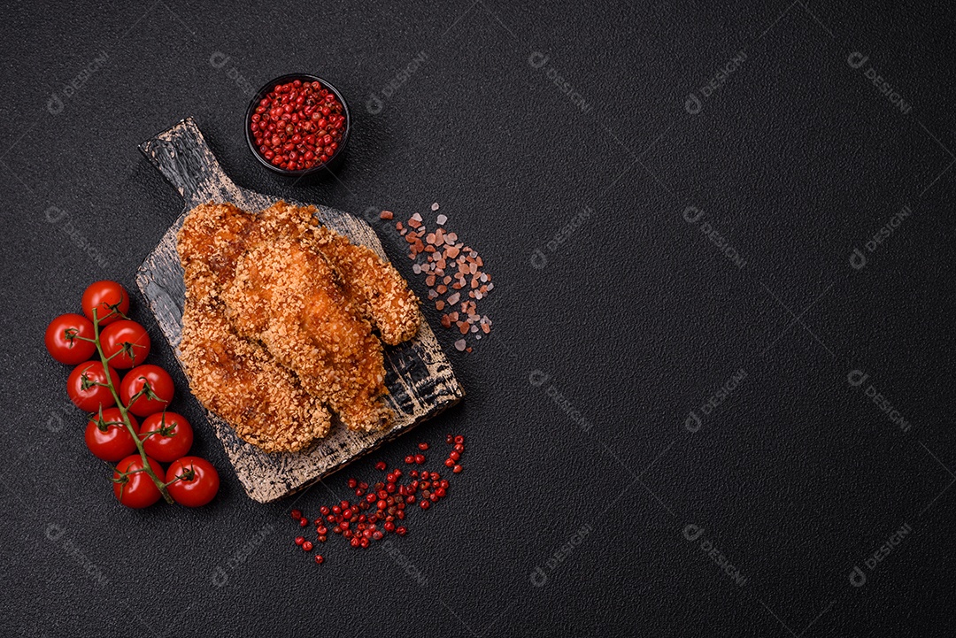 Deliciosos nuggets de frango crocantes frescos em um fundo escuro de concreto. Alimentos não saudáveis, fast food