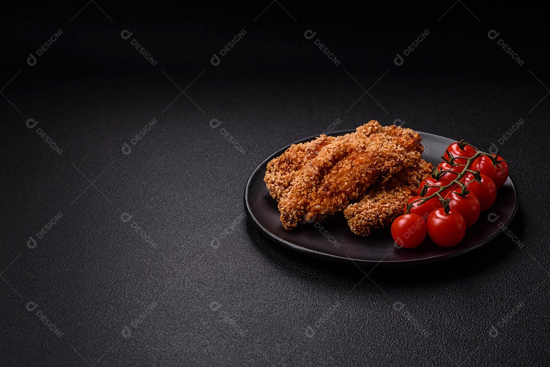 Deliciosos nuggets de frango crocantes frescos em um fundo escuro de concreto. Alimentos não saudáveis, fast food