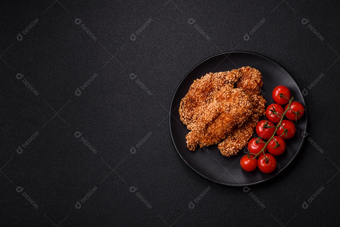 Deliciosos nuggets de frango crocantes frescos em um fundo escuro de concreto. Alimentos não saudáveis, fast food