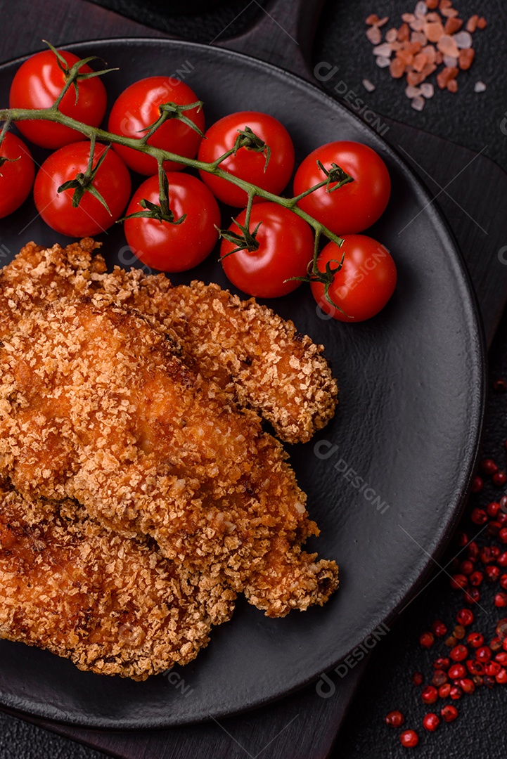 Deliciosos nuggets de frango crocantes frescos em um fundo escuro de concreto. Alimentos não saudáveis, fast food