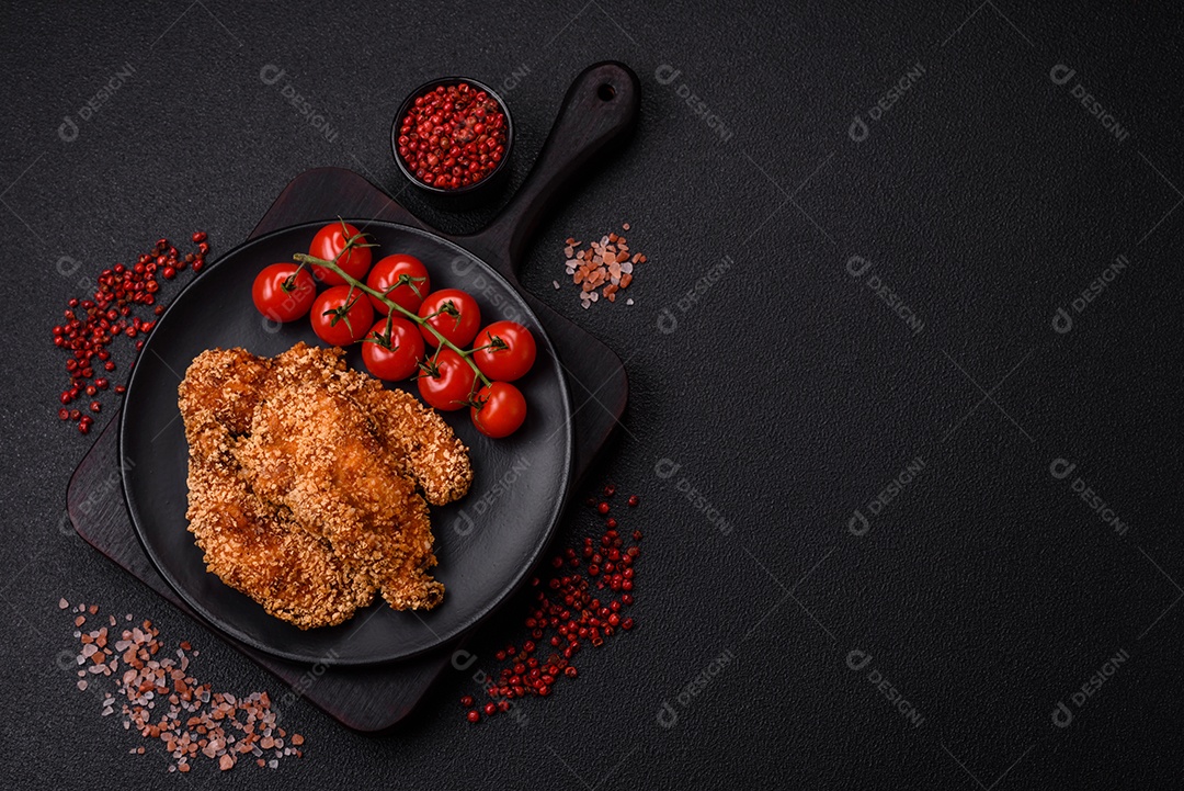 Deliciosos nuggets de frango crocantes frescos em um fundo escuro de concreto. Alimentos não saudáveis, fast food