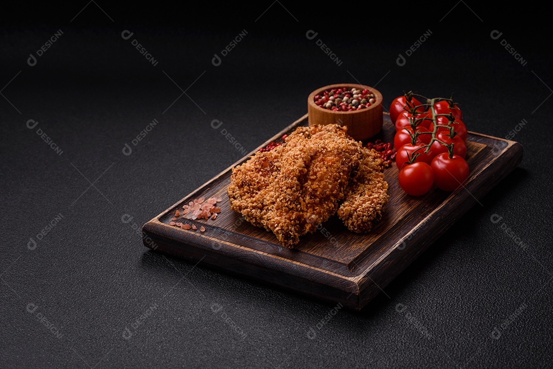 Deliciosos nuggets de frango crocantes frescos em um fundo escuro de concreto. Alimentos não saudáveis, fast food