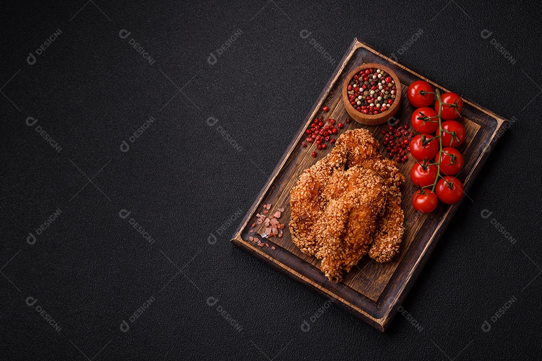 Deliciosos nuggets de frango crocantes frescos em um fundo escuro de concreto. Alimentos não saudáveis, fast food