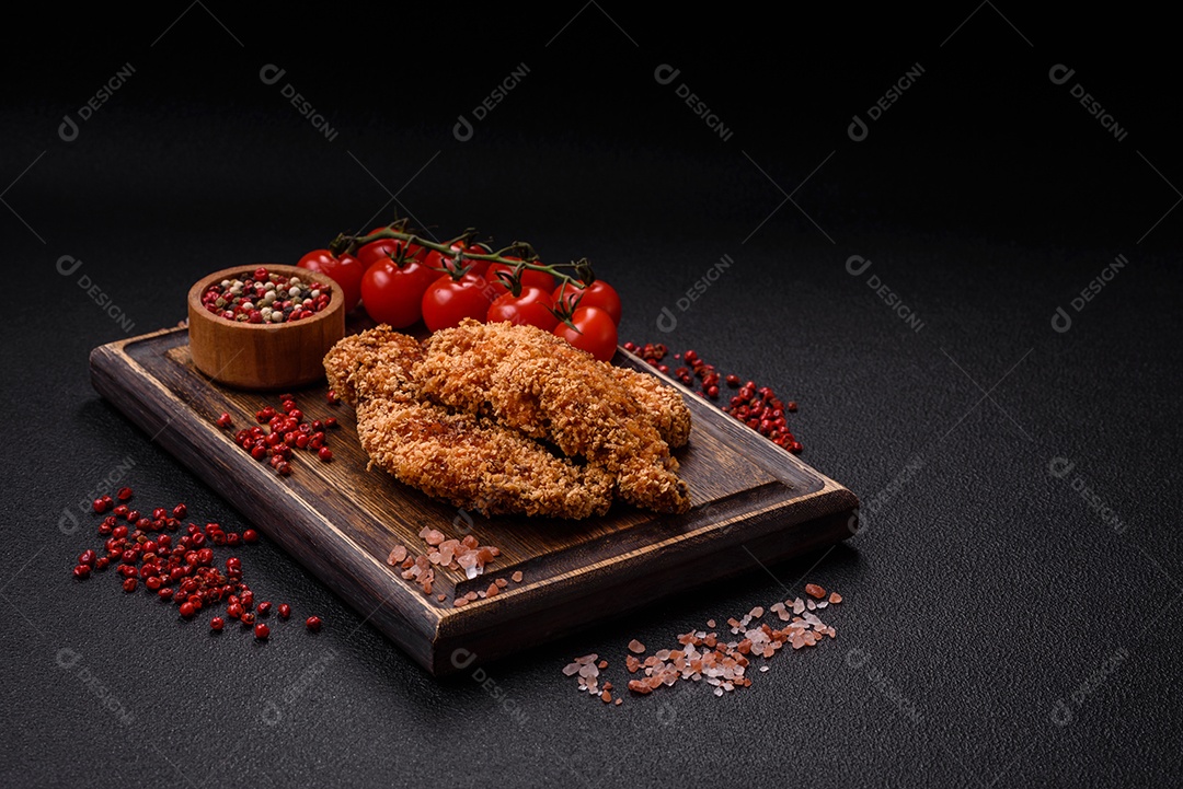 Deliciosos nuggets de frango crocantes frescos em um fundo escuro de concreto. Alimentos não saudáveis, fast food