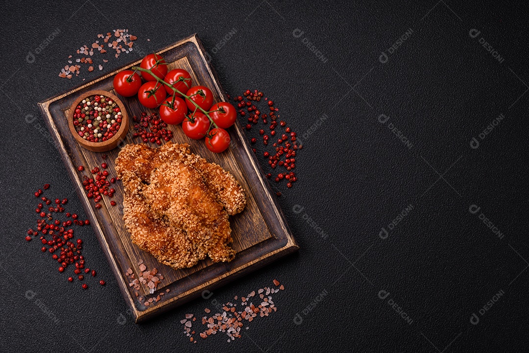 Deliciosos nuggets de frango crocantes frescos em um fundo escuro de concreto. Alimentos não saudáveis, fast food